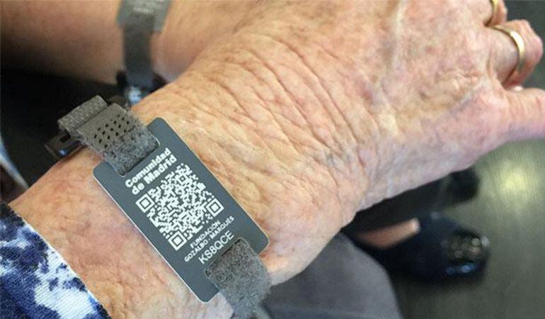 Pinto ha repartido en siete meses 33 pulseras para localizar fácilmente al mayor si se pierde.