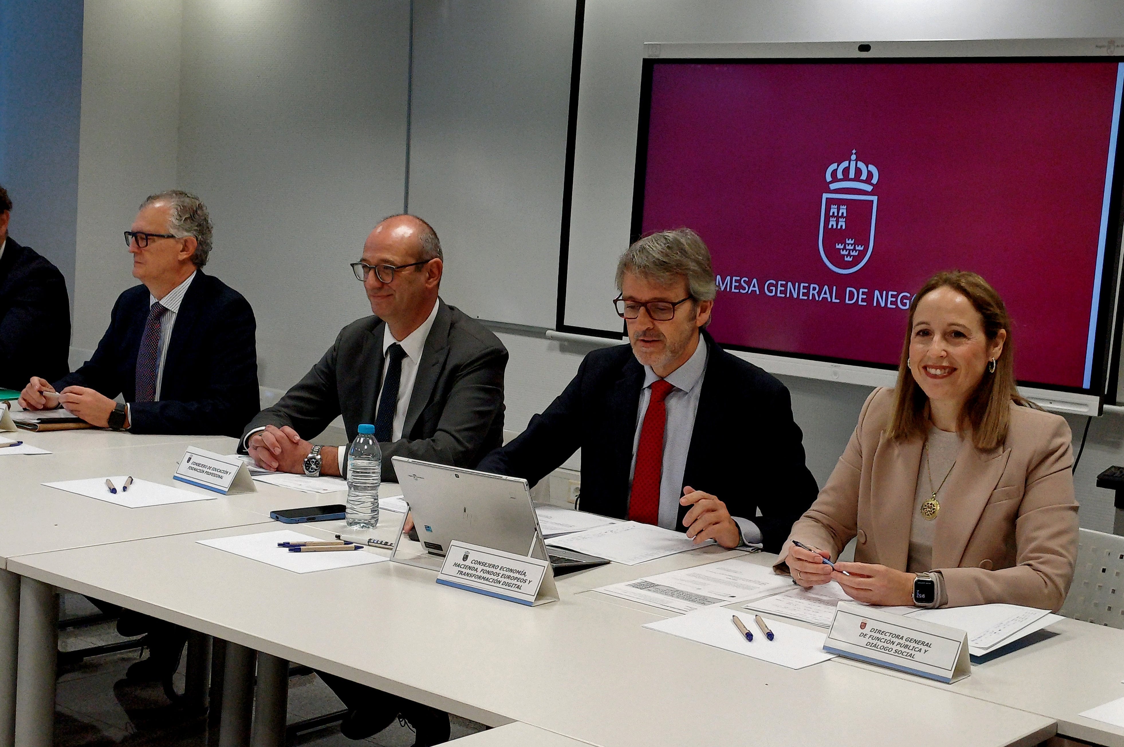 Los consejeros de Economía, Hacienda, Fondos Europeos y Transformación Digital, Luis Alberto Marín; de Educación y Formación Profesional, Víctor Marín, y de Salud, Juan José Pedreño, durante la reunión de la Mesa General de Función Pública