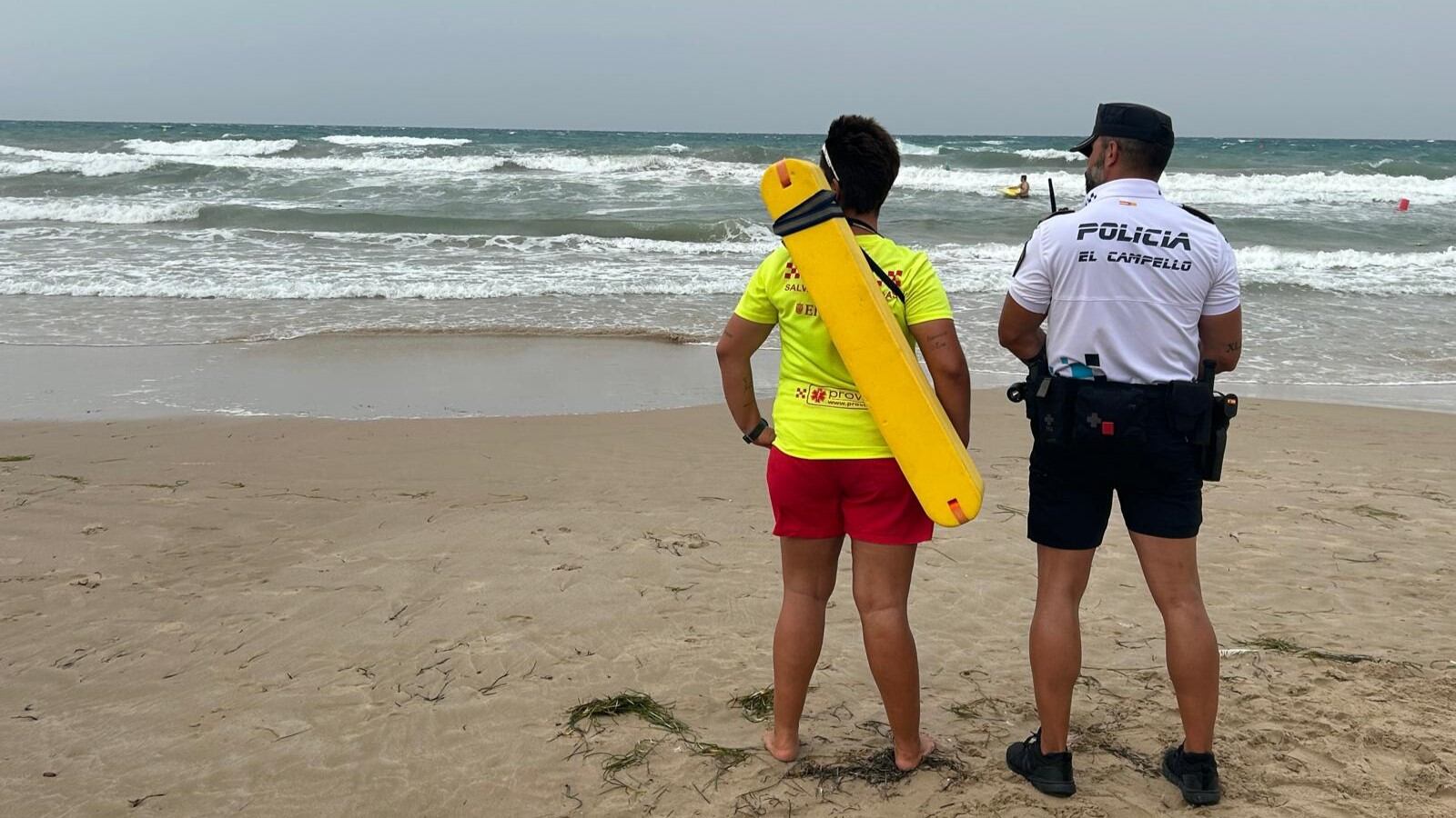 Policía Local y socorristas de El Campello participan en el rescate de 9 personas en las playas de Muchavista y Carrer la Mar