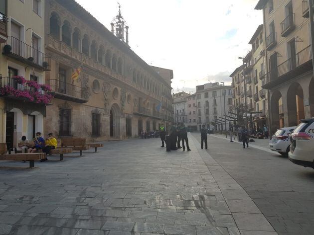 Plaza del Ayuntamiento de Tarazona, con efectivos de la Guardia Civil, antes de comenzar el pleno comarcal