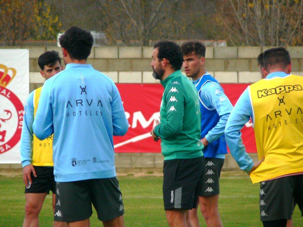 Ramón da instrucciones con Percan al fondo