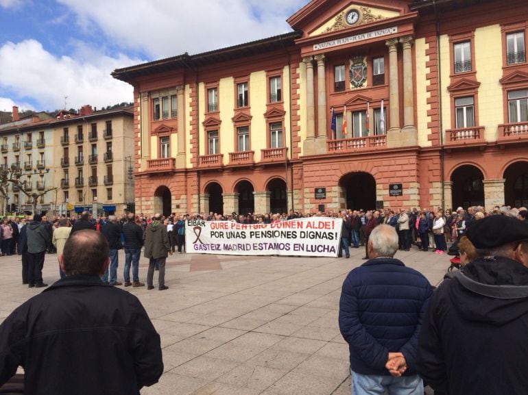 Imagen de la concentración de este lunes en la plaza de Unzaga de Eibar