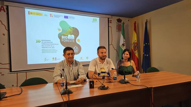 Presentación del programa Bioforeste en Bedmar, por el alcalde, Enrique Carreras, acompañado por el presidente de la Diputación, Francisco Reyes, y la diputada, Isabel Uceda