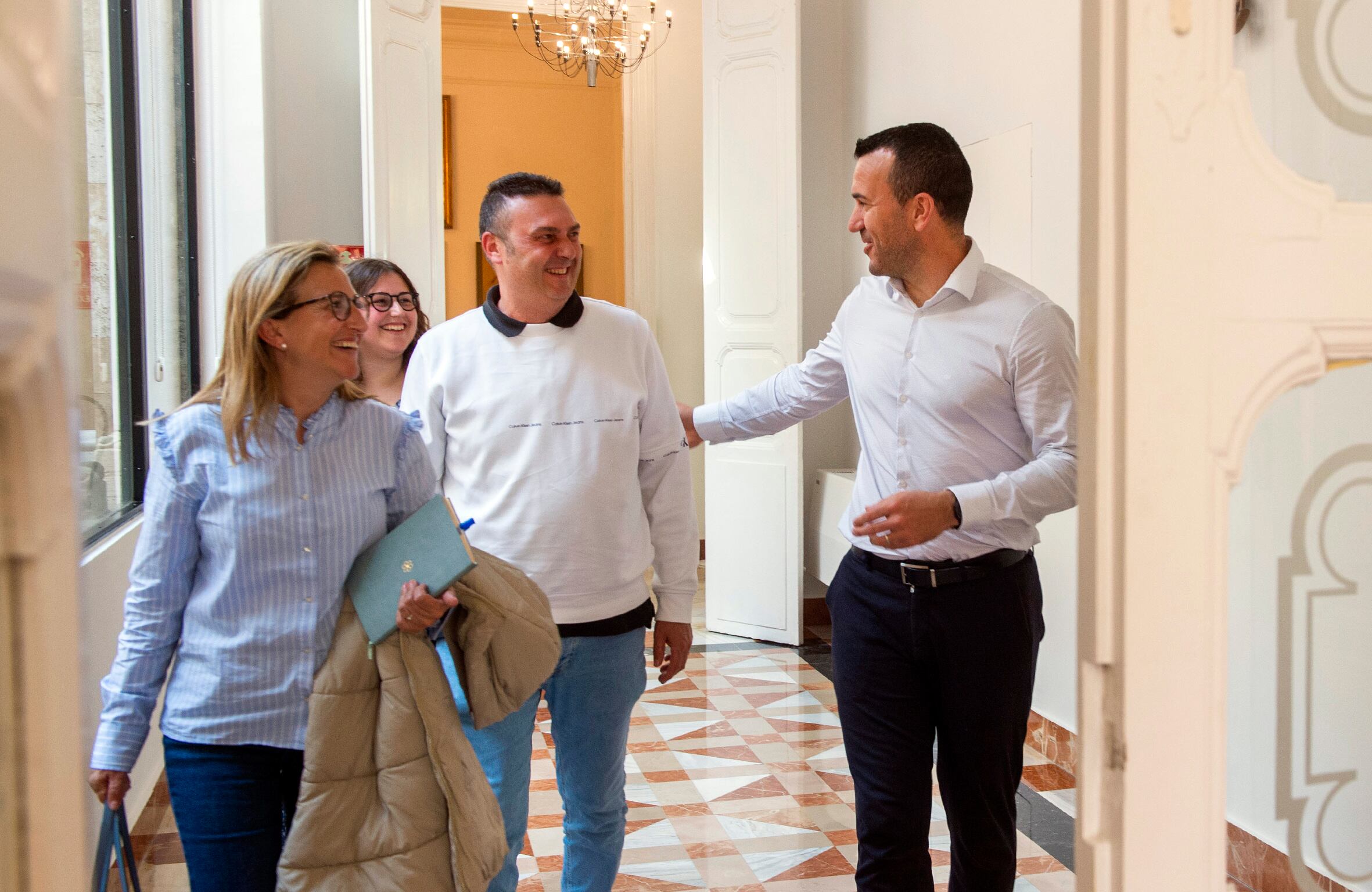 Mompó y el alcalde de Barxeta. Fuente: Radio Xàtiva Cadena SER