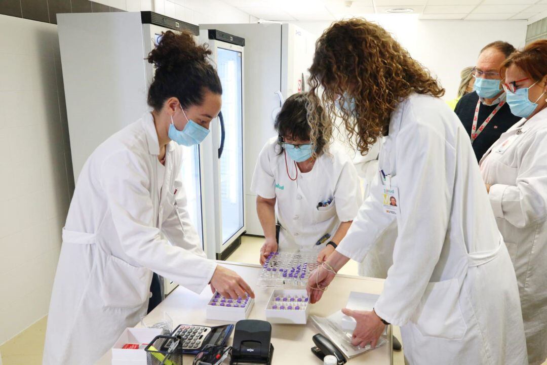 Foto de archivo de las primeras vacunas frente a la COVID-19 que llegaron al Hospital Clínico de Zaragoza.