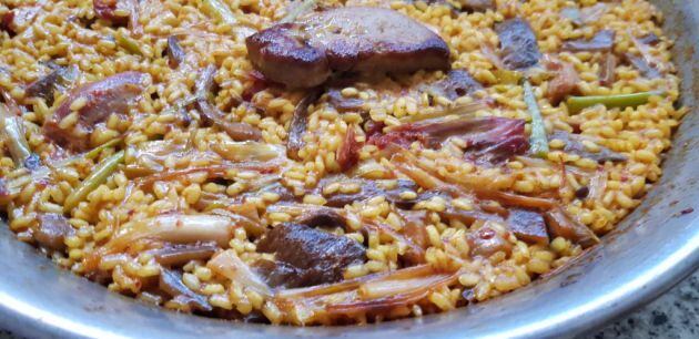 Arròs d&#039;ànec, foie, bolets i alls tendres