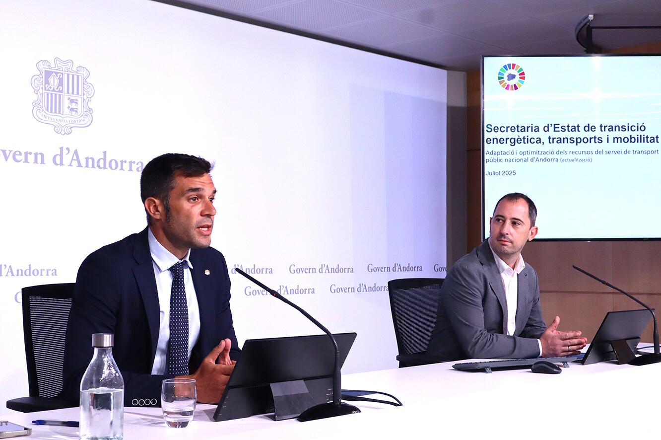 El secretari d&#039;Estat de Transició Energètica, Transports i Mobilitat, David Forné, i el director d&#039;Energia i Transports, Carles Miquel, durant la roda de premsa en què s&#039;han anunciat els canvis en les línies d&#039;autobús.