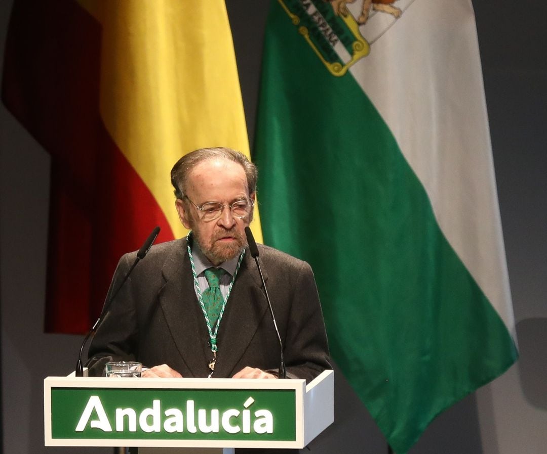 El periodista Antonio Burgos, durante su intervención en el acto de concesión de reconocimientos por el Día de Andalucía.