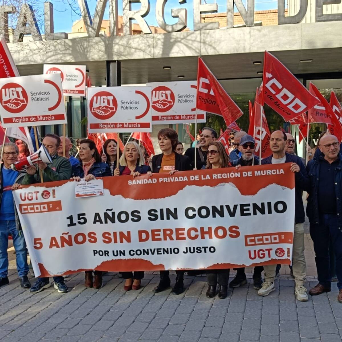 CCOO y UGT se concentran en Lorca para denunciar el convenio caducado de la sanidad privada