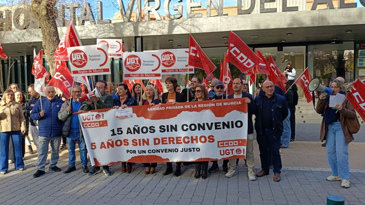 CCOO y UGT se concentran en Lorca para denunciar el convenio caducado de la sanidad privada
