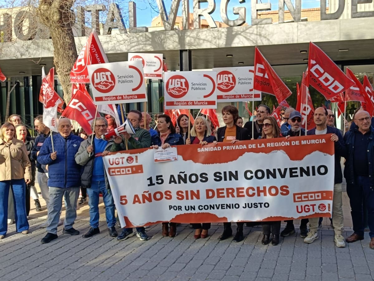 CCOO y UGT se concentran en Lorca para denunciar el convenio caducado de la sanidad privada