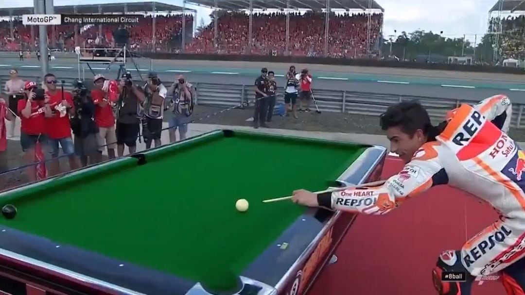 Marc Márquez jugando al billar para celebrar su octavo campeonato del mundo.