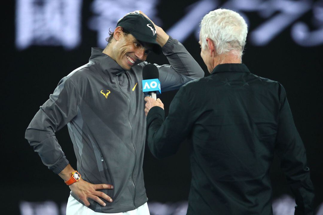 Rafael Nadal sonríe ante las curiosas peticiones de John McEnroe