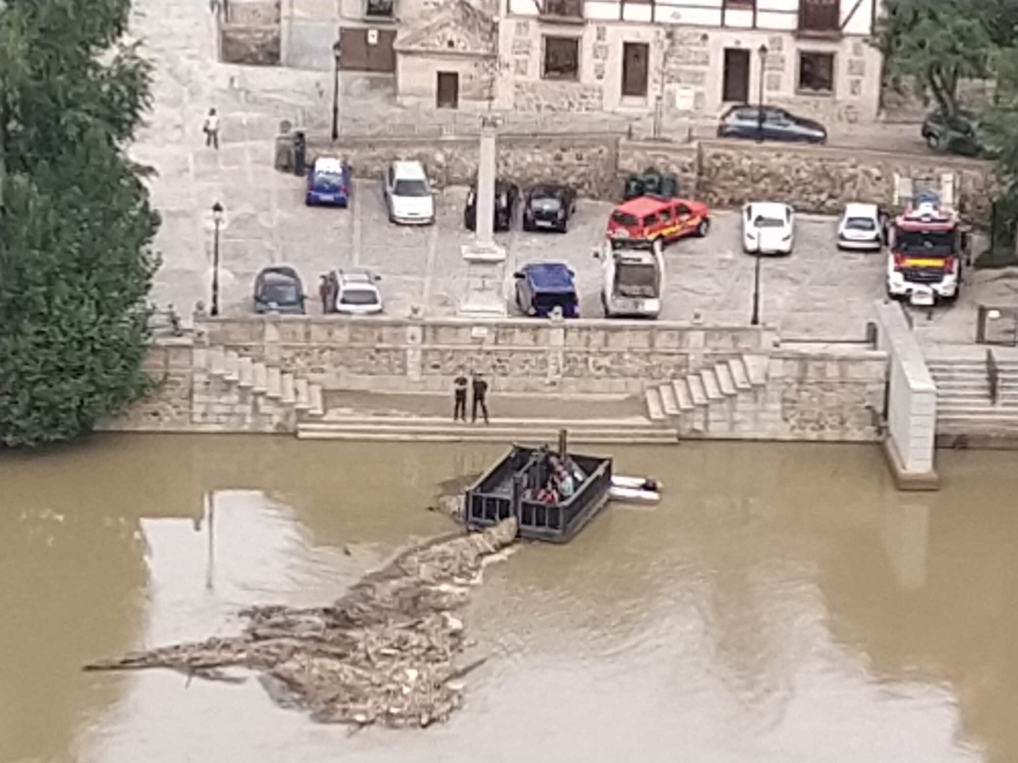 Los bomberos de Toledo recuperando la barca pasaje de la capital regional