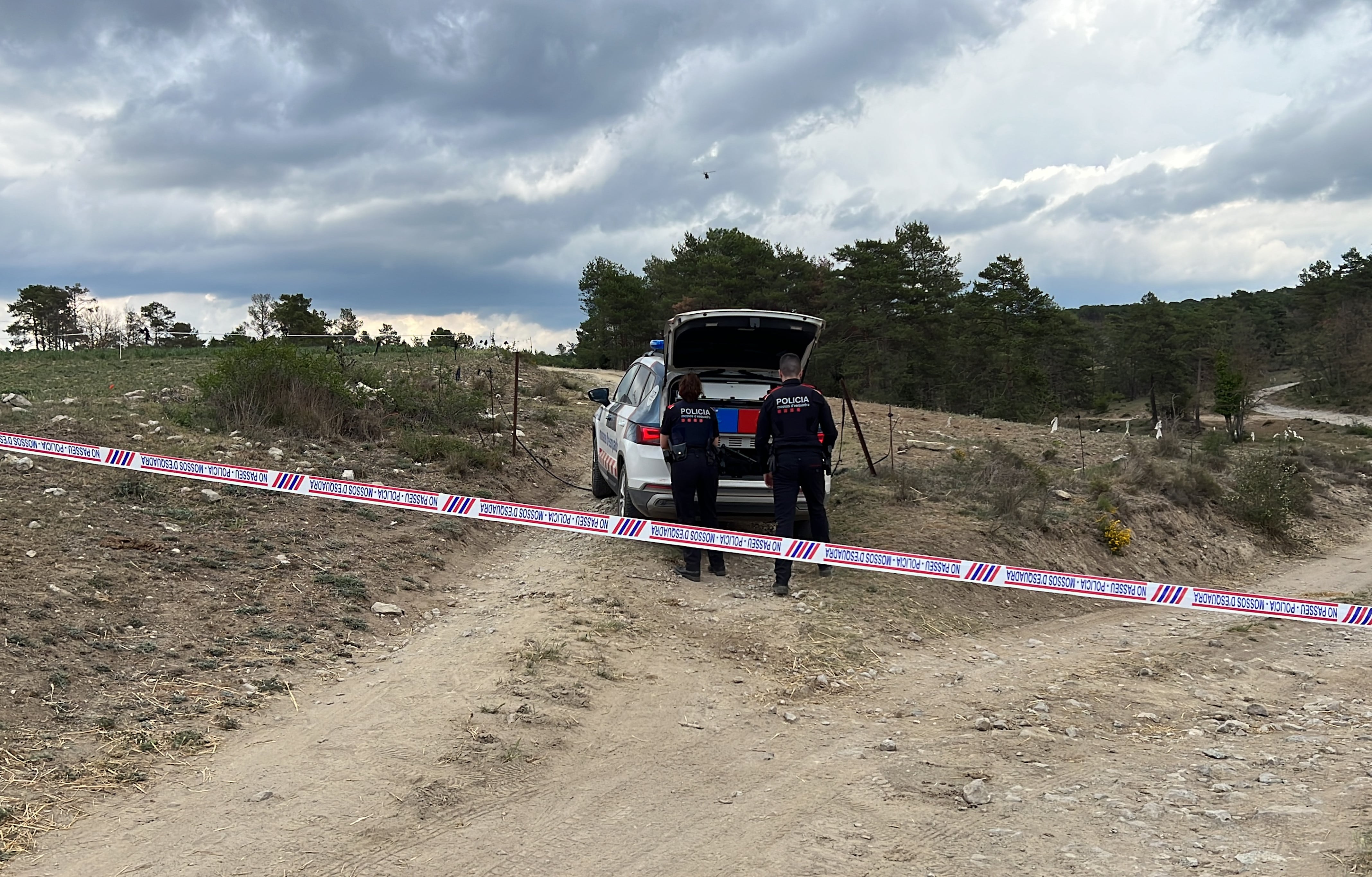Una cinta dels Mossos i un vehicle policial impedeix l'accés al lloc de l'accident
