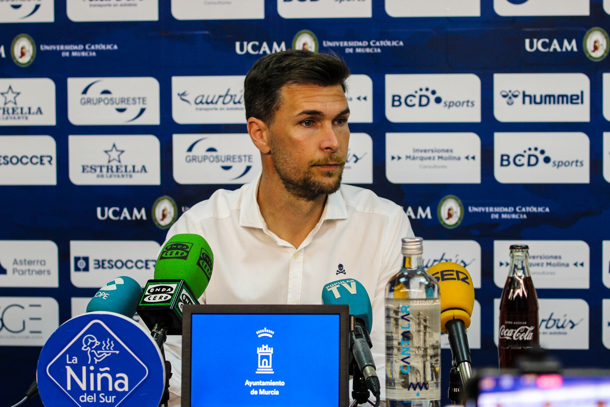 Víctor Cea en la presentación con el UCAM Murcia CF