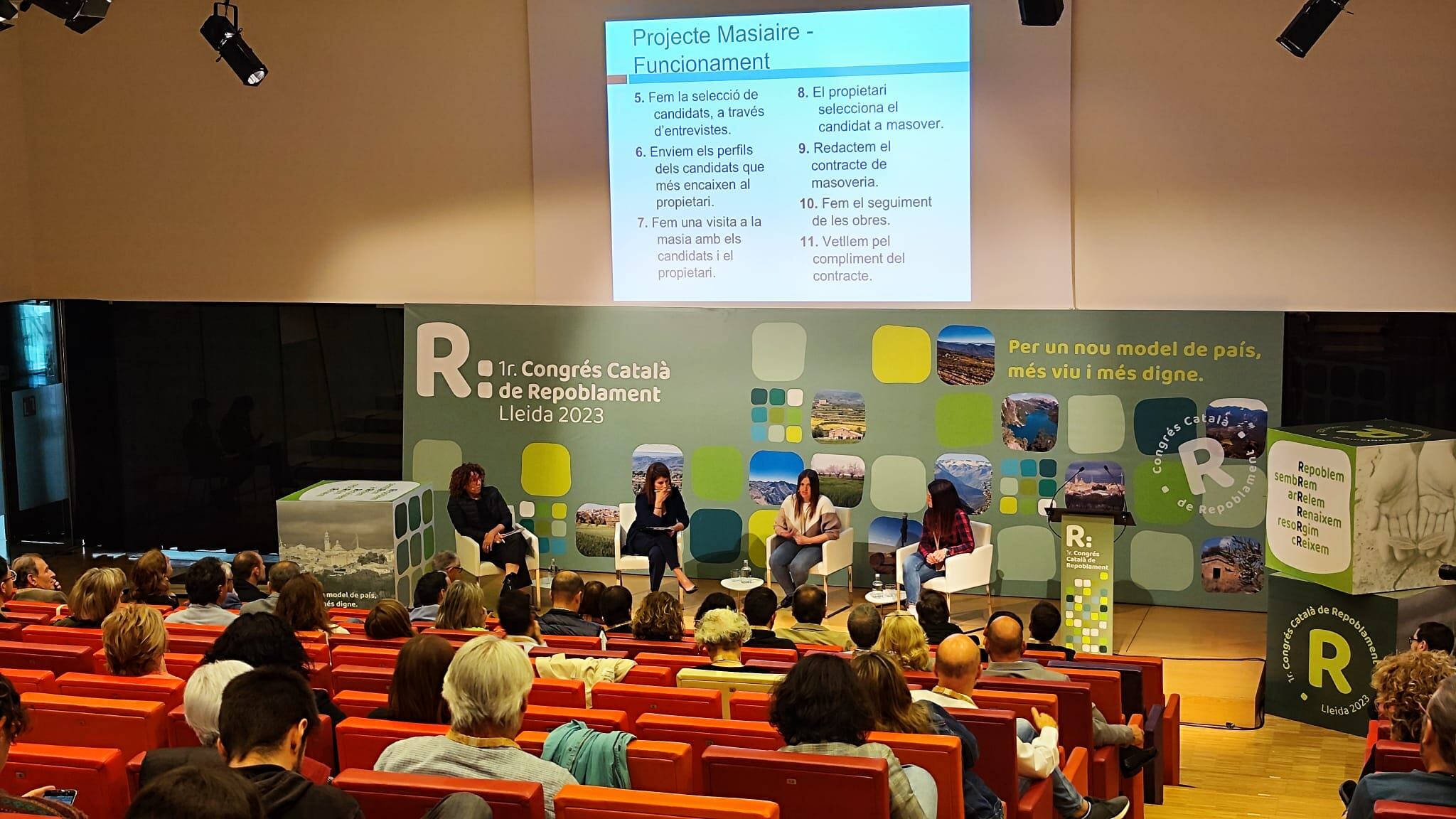 Imatge de la primera taula rodona del primer Congrés Català de Repoblament, que se celebra a la Llotja.