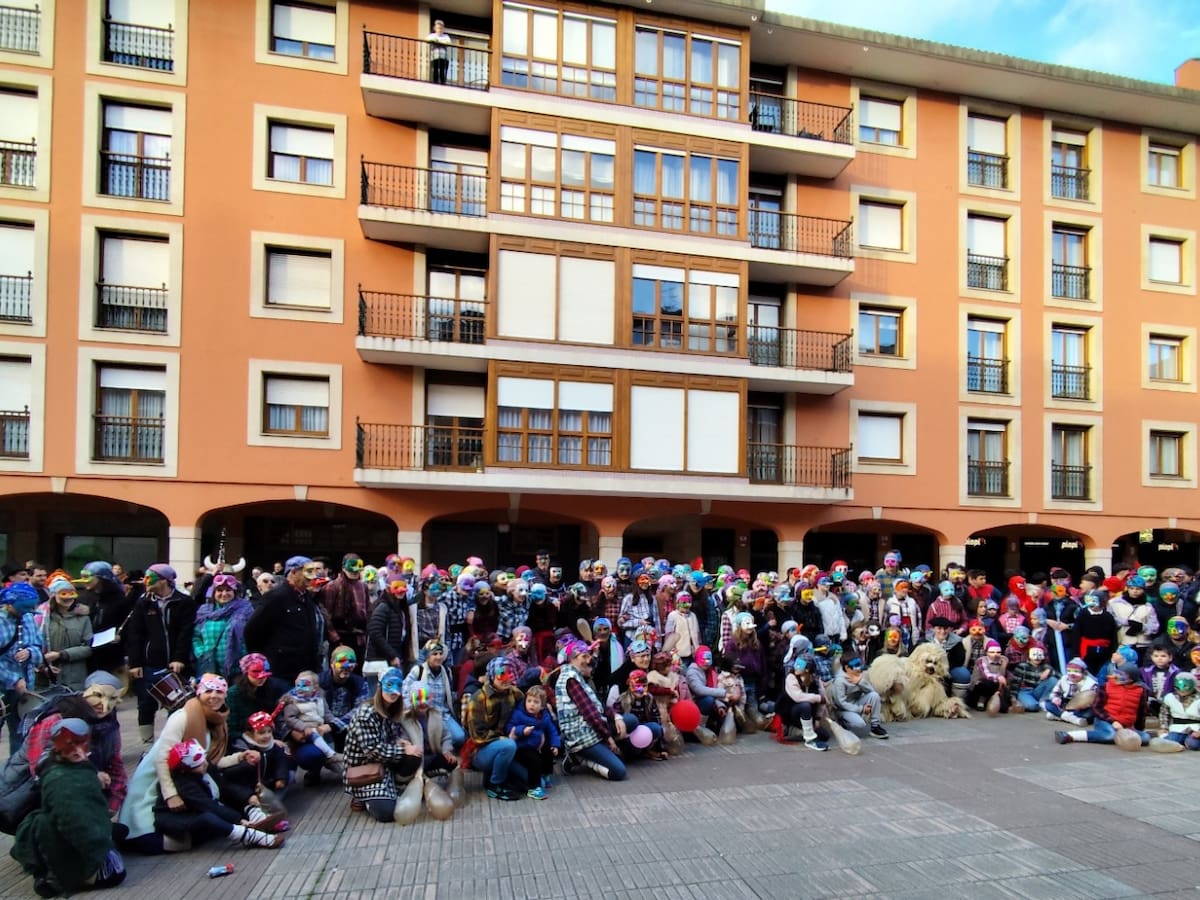 Carnavales que nacen desde la calle: juventud y asociaciones dando vida a la fiesta de Mundaka, Etxebarri y Algorta