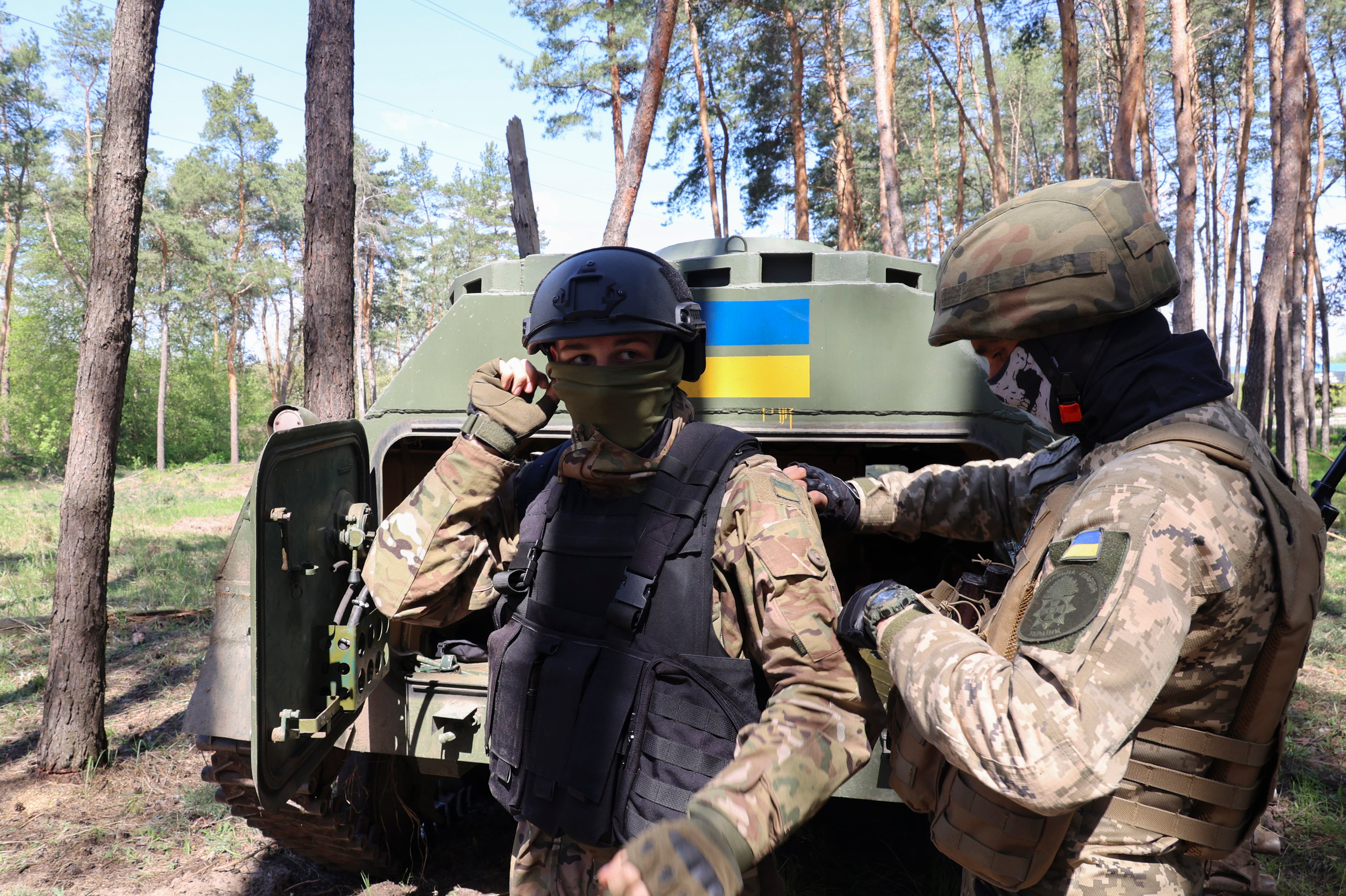 Los combatientes de la Guardia Nacional de Ucrania asisten a un entrenamiento antes de ser enviados al frente cerca de Kharkiv.