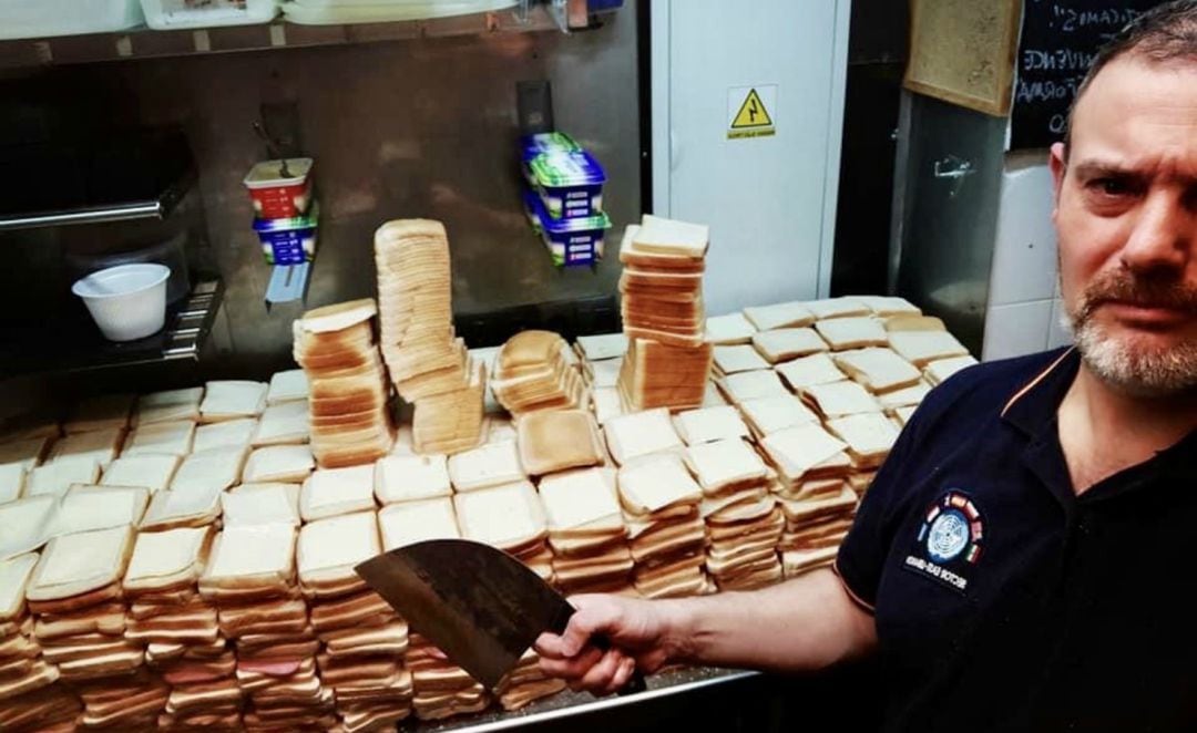 El chef Benjamín de la Mata en la cocina de su restaurante de la barriada de Nueva Málaga (Málaga capital)