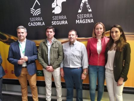 Juan López, en el centro, acompañado de diputada, parlamentarios y delegado