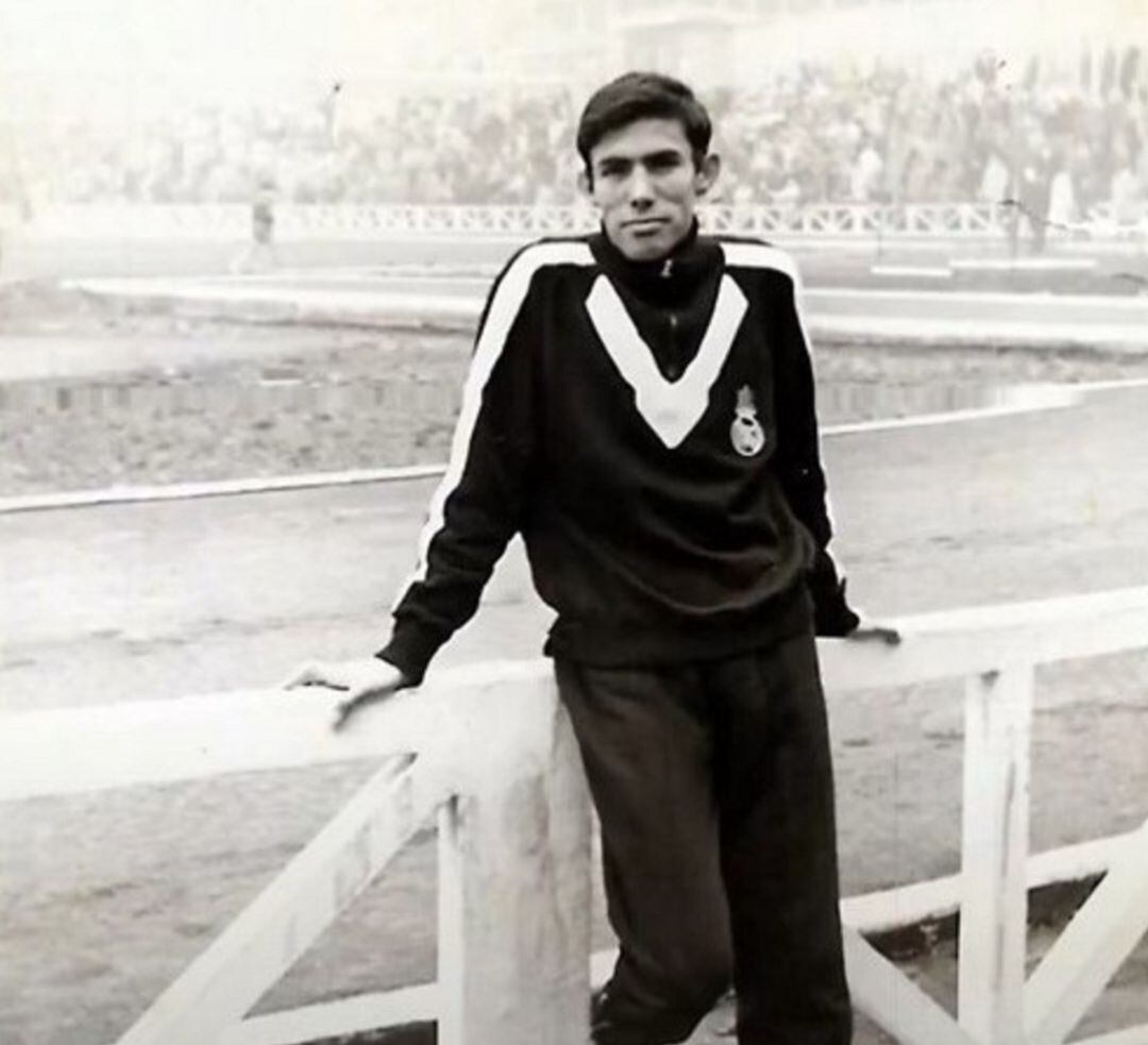 Dionisio posa con el chandal del Real Madrid 