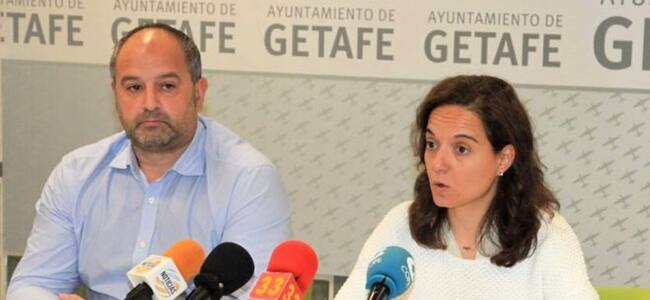 Javier Santos, junto a la alcaldesa de Getafe Sara Hernández