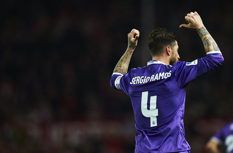 Sergio Ramos celebra su gol ante la grada del Sánchez-Pizjuán.