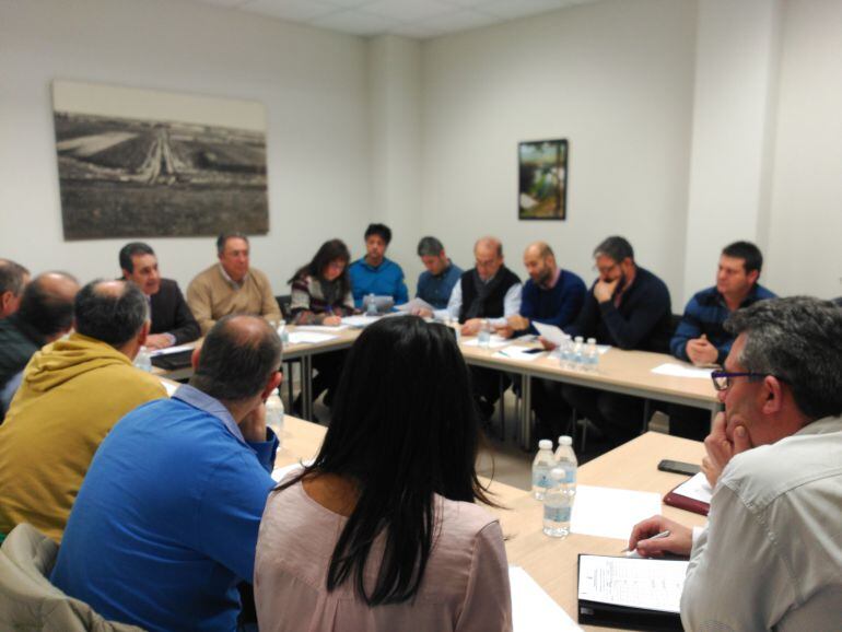 Asistentes a la reunión entre responsables de la Confederación Hidrográfica del Duero, comunidades de regantes, ayuntamientos y empresas eléctricas