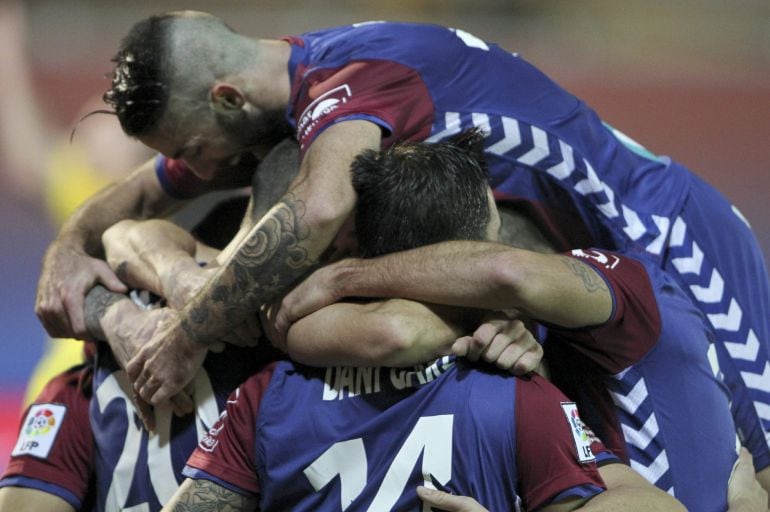 GRA289. EIBAR (GIPUZKOA), 10/01/2015.- Los jugadores del Eibar celebran el gol conseguido por Manu del Moral ante el Getafe, durante el partido de Liga en Primera División que están disputando esta noche en el estadio de Ipurúa, en Eibar. EFE/Juan Herrero