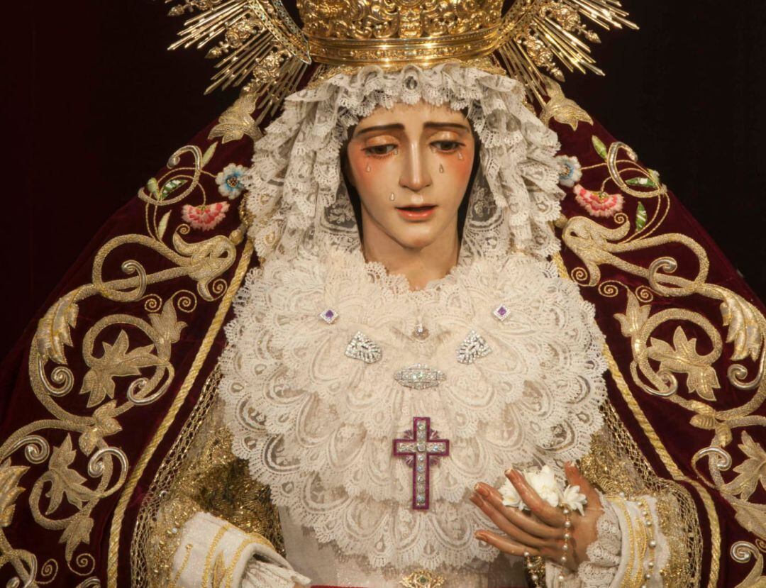 Una fotografía de perfil de la Virgen del Refugio obra de Manuel Ramírez Rubio, autor también de esta imagen, ilustra el sello conmemorativo del 75º aniversario del título Sevilla Mariana