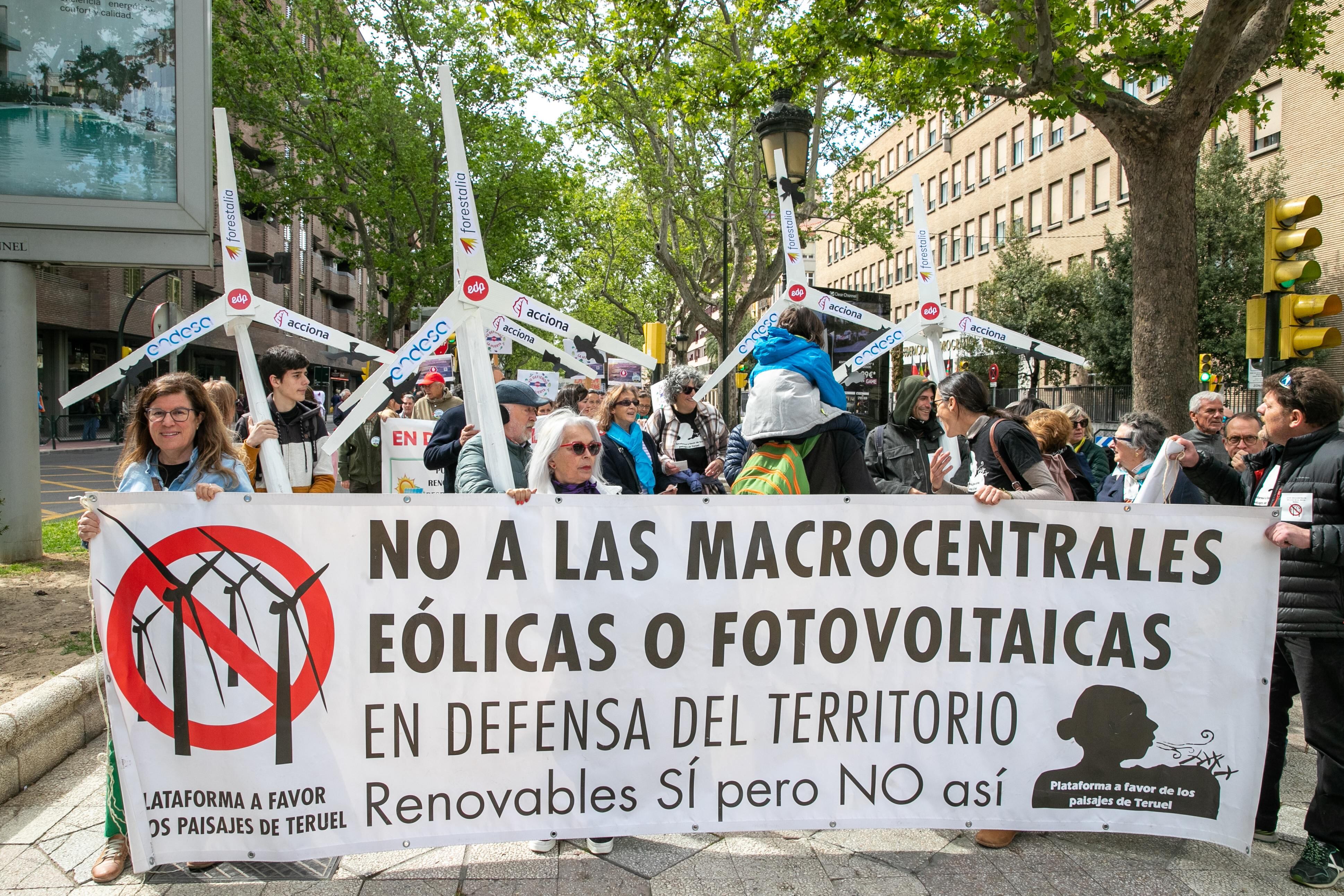 &quot;Aragón sí, pero no así&quot; es el lema elegido para la manifestación convocada este domingo en Zaragoza por la Plataforma 13 de Marzo, que aglutina a asociaciones y colectivos que apuestan por el desarrollo de otro modelo energético renovable