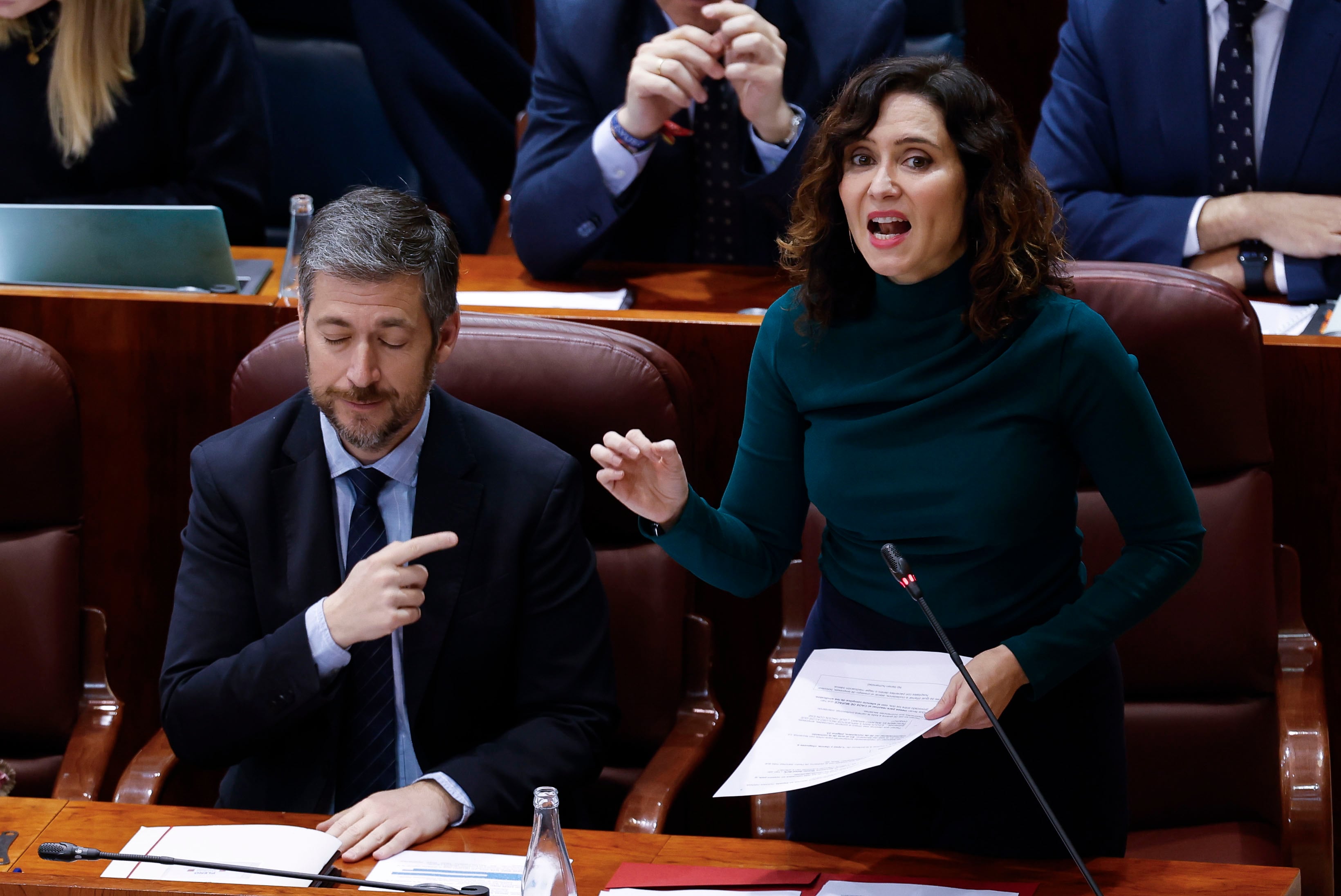 MADRID, 13/02/2025.- La presidenta de la Comunidad de Madrid, Isabel Díaz Ayuso (d), interviene durante el pleno de la cámara regional este jueves. EFE/ Javier Lizón
