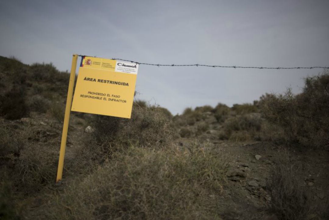 Un alambre y un cartel indican el principio del área de acceso restringido por contaminación en la llamada &quot;zona 6&quot; de Palomares.