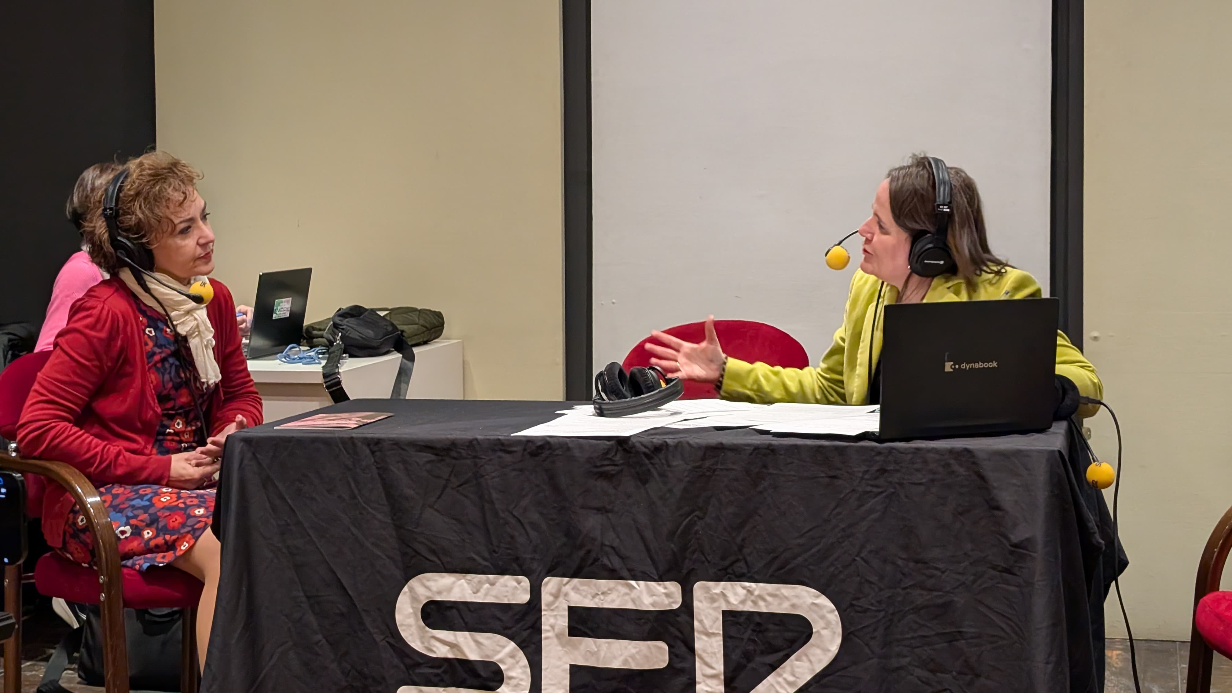 La presidenta del Ateneo de Málaga Victoria Abón y Esther Luque, periodista de la Cadena SER