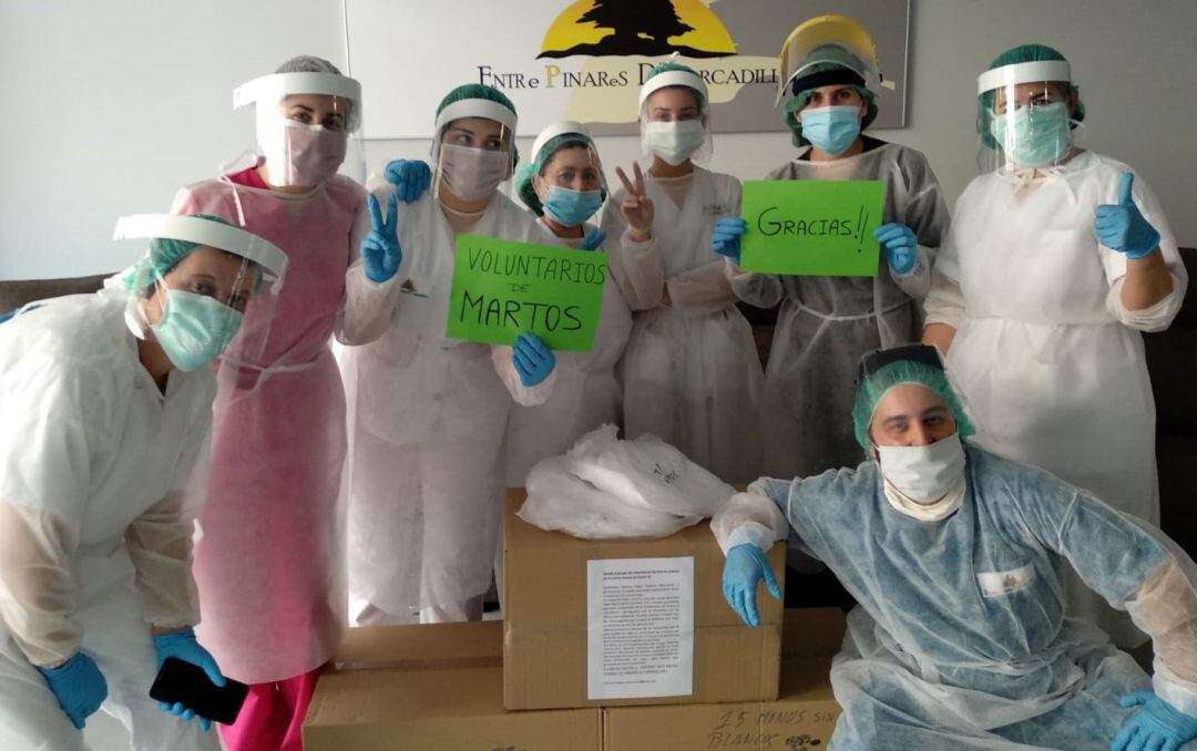 Profesionales de la empresa 'Entrepinares del Mercadillo' y el Colegio de Enfermería de jaén agradecen a la plataforma 'Somos Martos' la entrega de material sanitario.