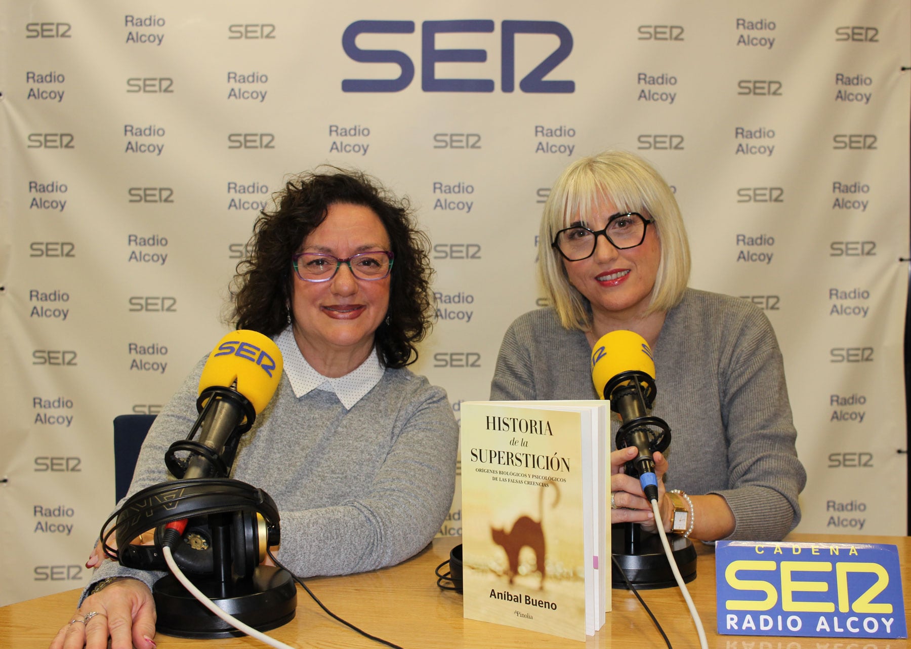 Begoña Doménech y Begoña Beneito, junto a un ejemplar del libro