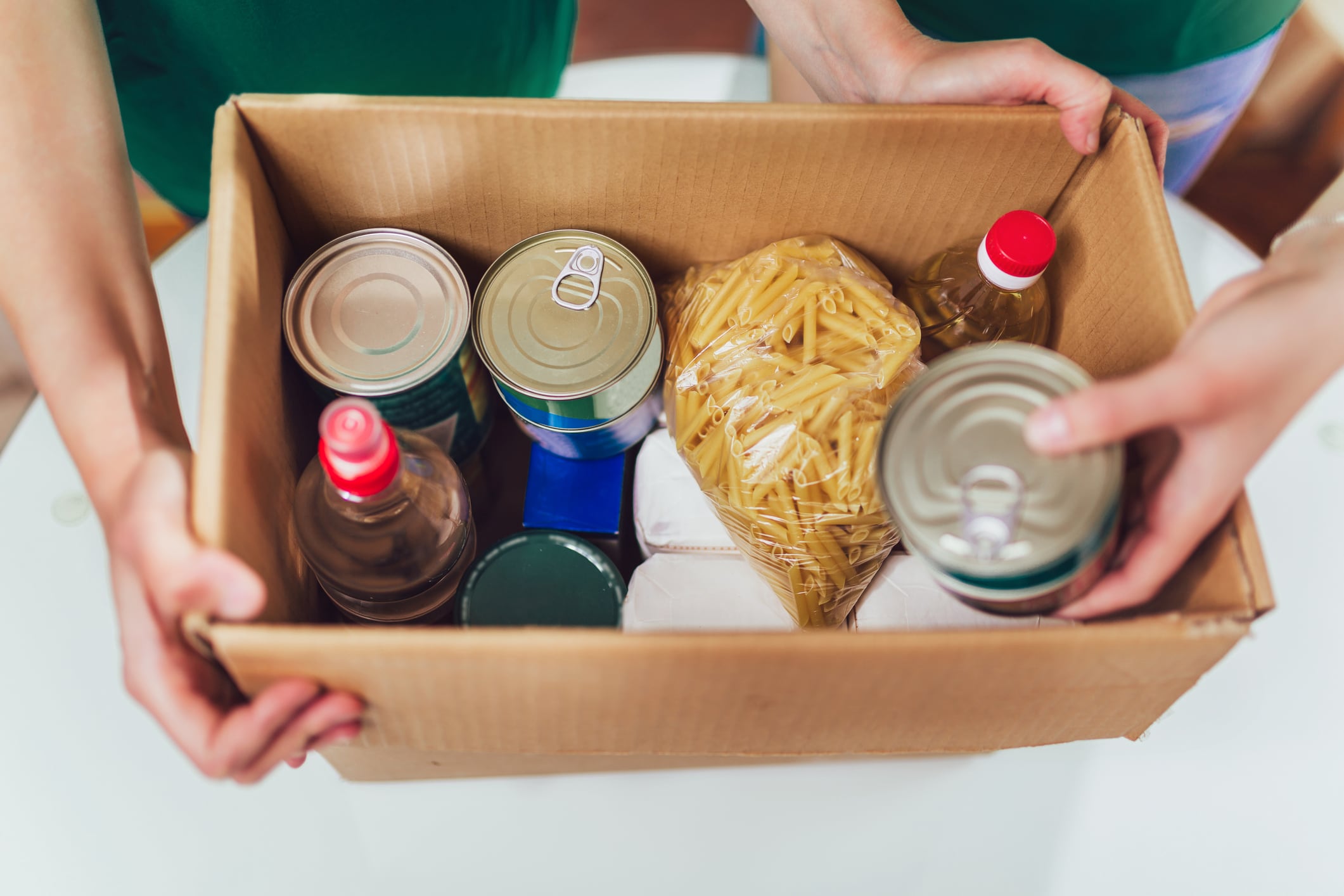 Voluntario con una caja de donación de alimentos