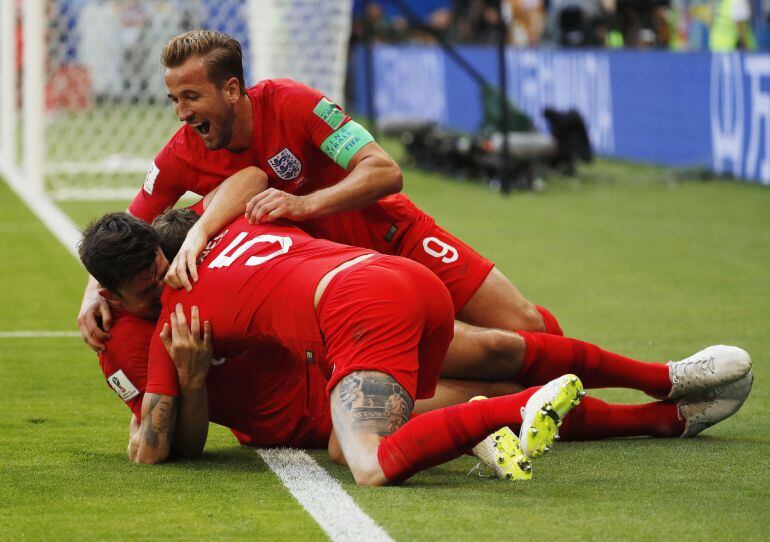 Los jugadores ingleses celebran el gol de Maguire