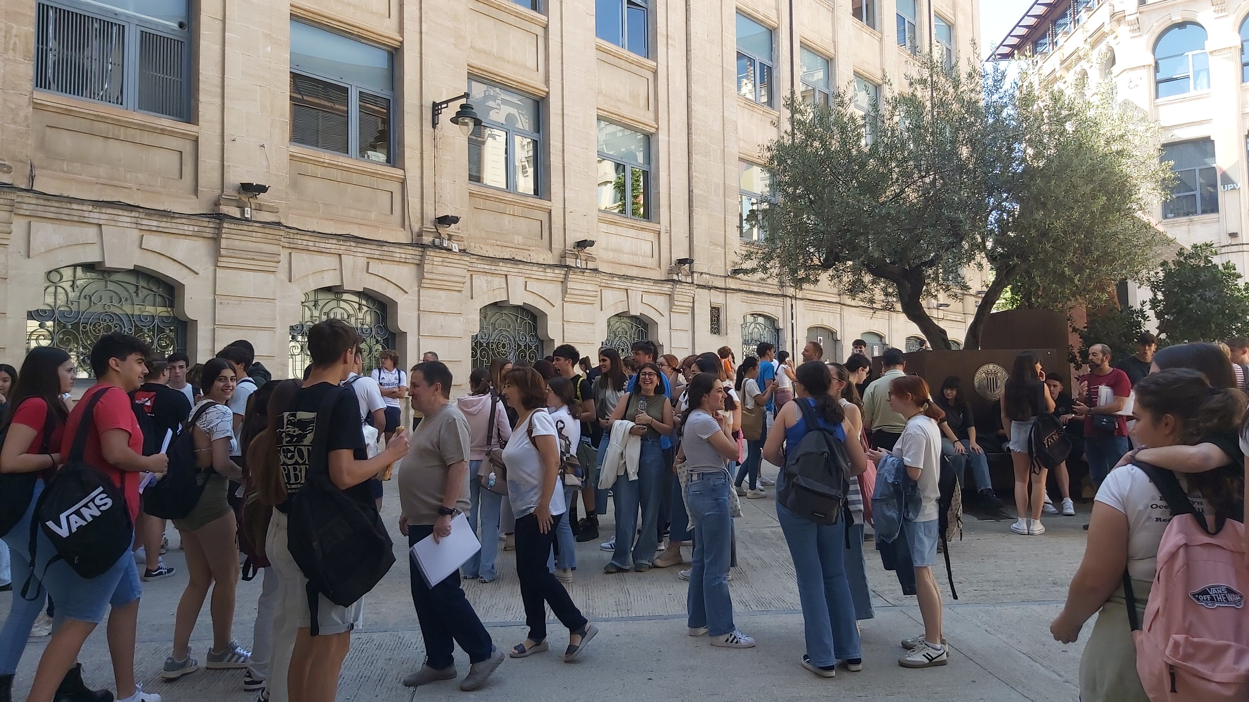 Alumnos en el descanso entre los exámenes que realizaron en el aulario de Ferrándiz del campus d&#039;Alcoi de la UPV.