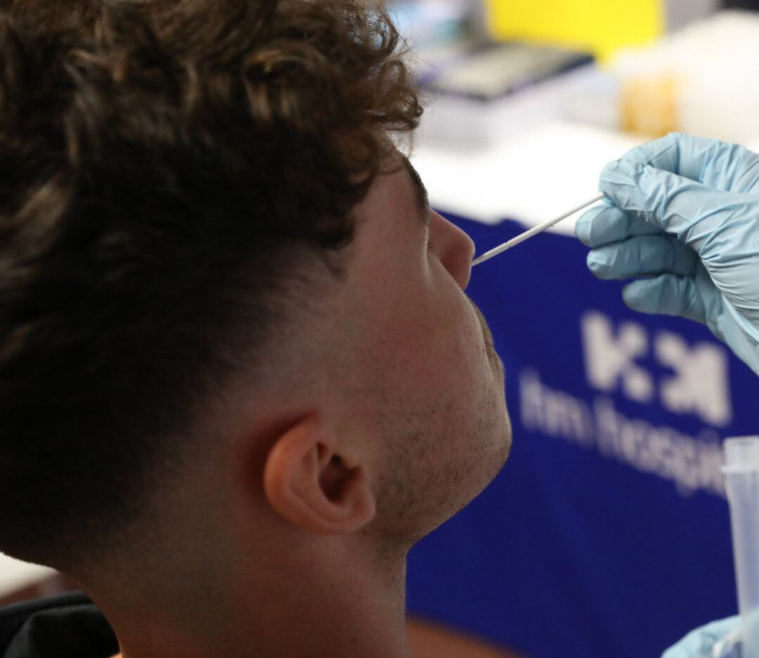 Un sanitario realiza un test de antígenos.