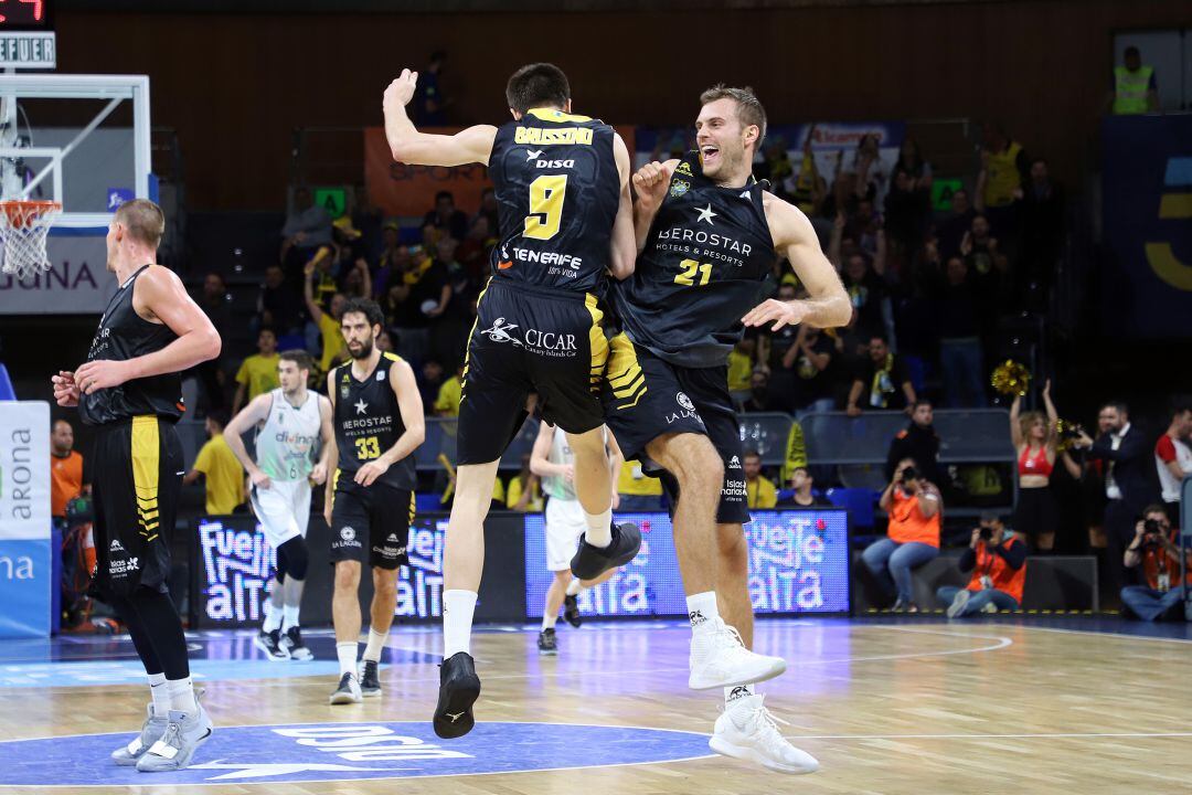 Brussino y Abromaitis celebran un acierto de los aurinegros