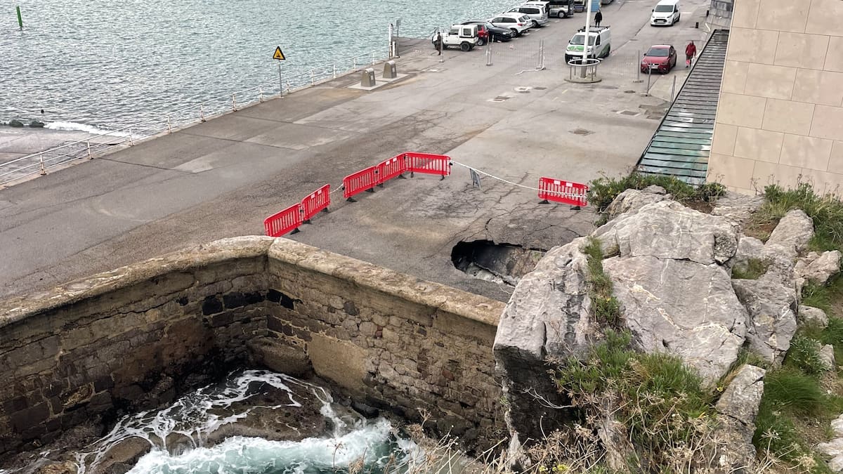 La Consejería de Fomento pone en marcha una obra de emergencia para la reparación del hundimiento en Castro Urdiales