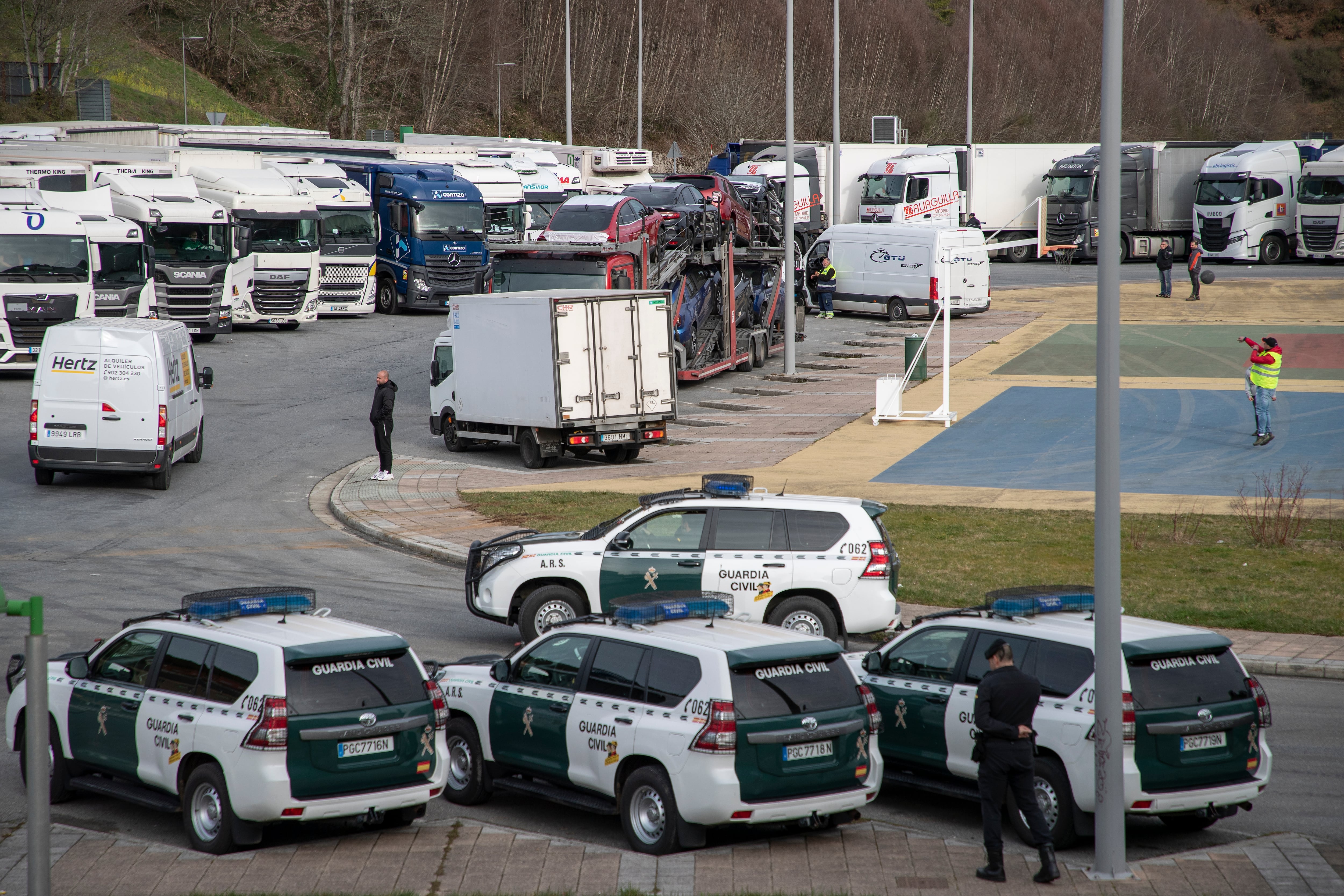 LUGO, 17/03/2022.- Más de 2.000 agentes de las fuerzas y cuerpos de seguridad del Estado en Galicia están actuando para facilitar el tránsito de camiones entre los piquetes que secundan el paro del transporte. EFE/ Eliseo Trigo
