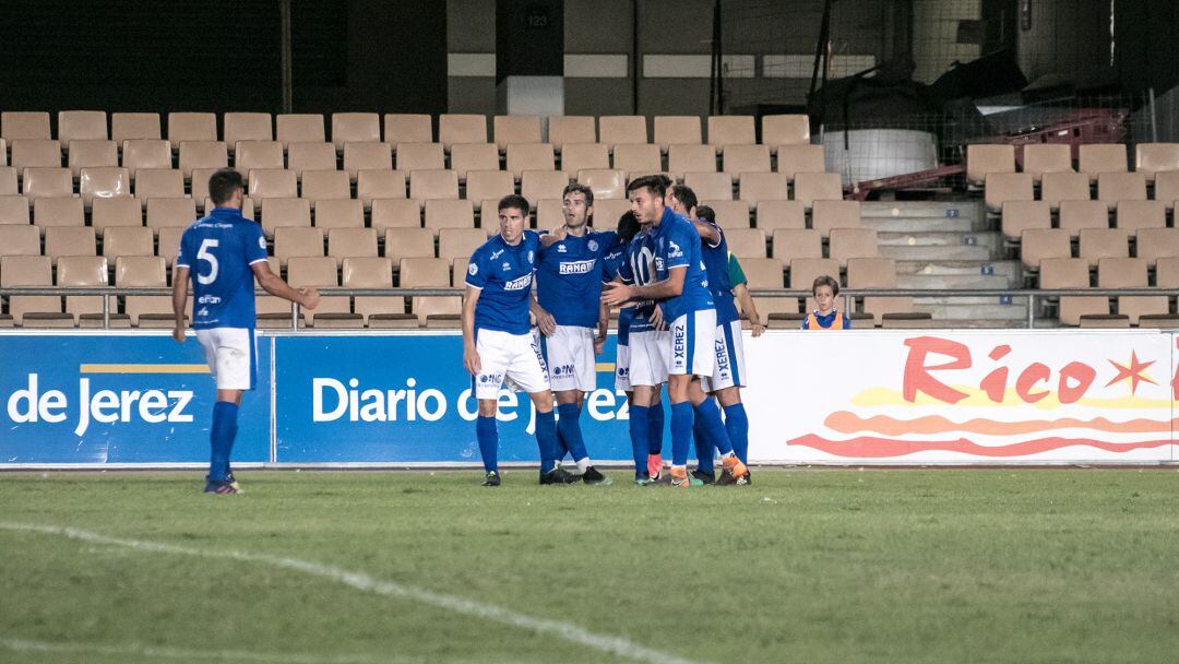 Jugadores del Xerez DFC durante un partido en Chapín