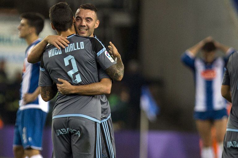 Los jugadores del Celta de Vigo, el delantero Iago Aspas y el defensa Hugo Mallo, celebran su victoria frente al Espanyo.