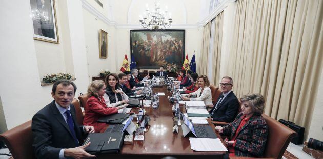 El jefe del Gobierno, Pedro Sánchez (c), preside en Sevilla el primer Consejo de Ministros fuera de Madrid desde hace ocho años.