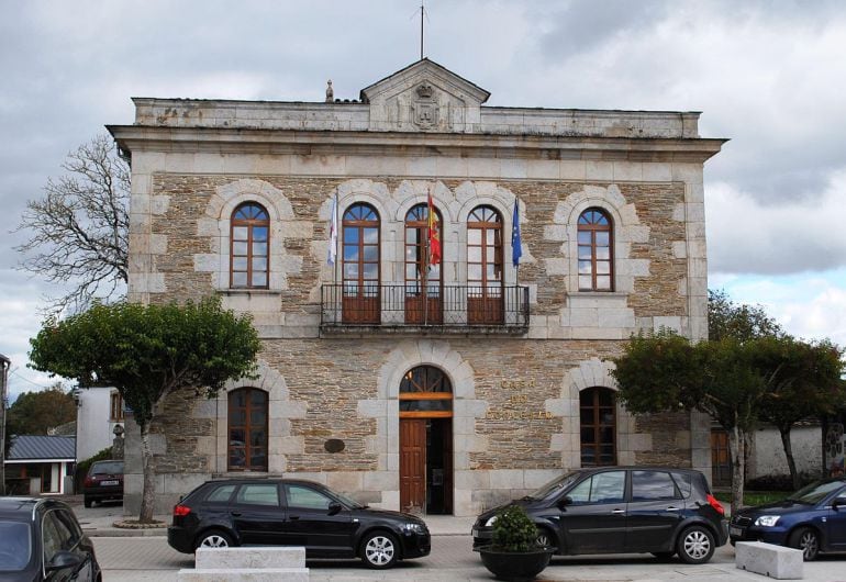 Casa consistorial de Outeiro de Rei, donde se ha producido un robo en un bar estanco