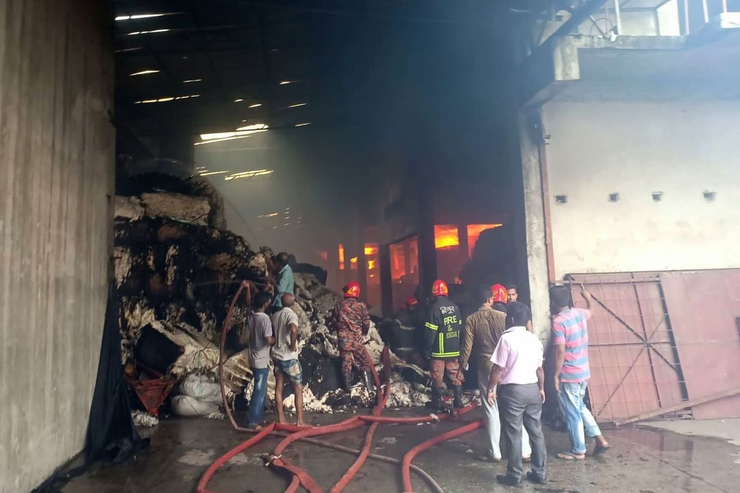 Fuego en una fábrica textil de Bangladesh.