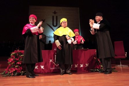 El rector de la universidad de Lleida, Roberto Fernández, (a la derecha) durante el acto de investidura del expresidente de la Generalitat Jordi Pujol como doctor honoris causa en 2011.